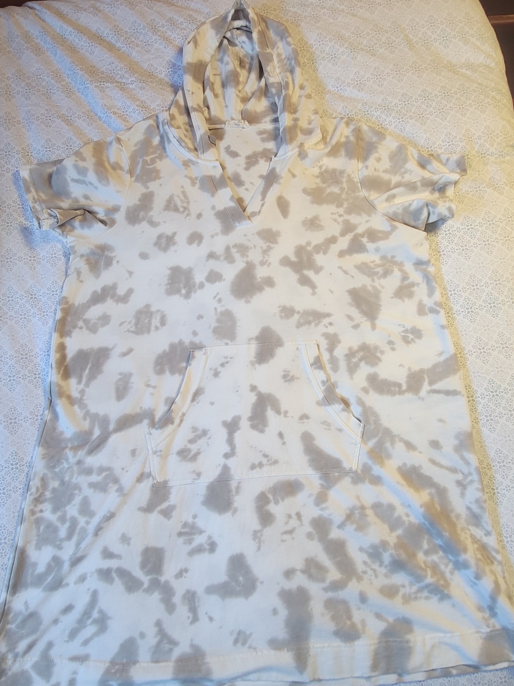 Tie-Dye Short Sleeve Hoodie Shirt - Cream and Light Gray